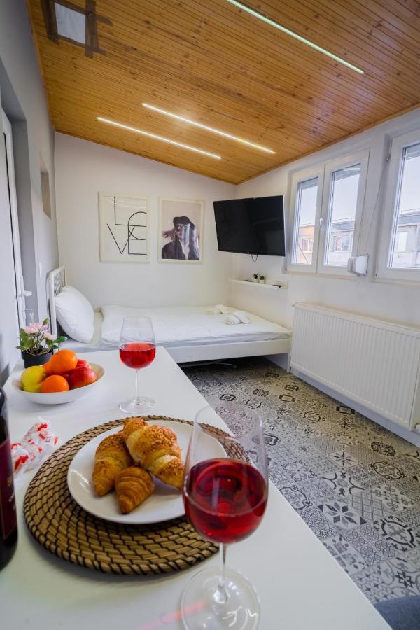 One Bedroom Flat In Bucharest'S Historic District מראה חיצוני תמונה